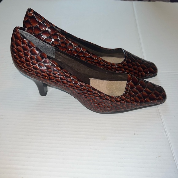 AEROSOLES Brown Heels‎ with Woven Leather Design - Picture 3 of 5